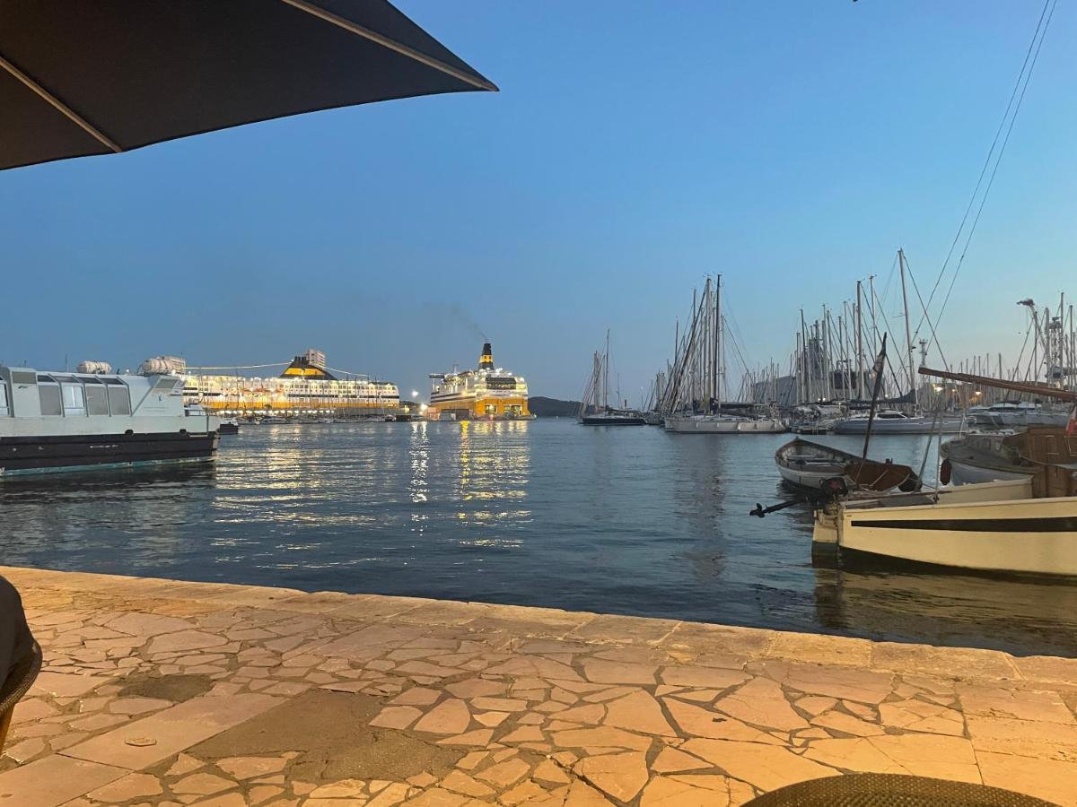 Au Coeur Du Vieux Toulon Au Calme Appartement Renove Climatise Confortable Etage Eleve Avec Ascenseur Proche Parking Et Toutes Commodites Exterior foto