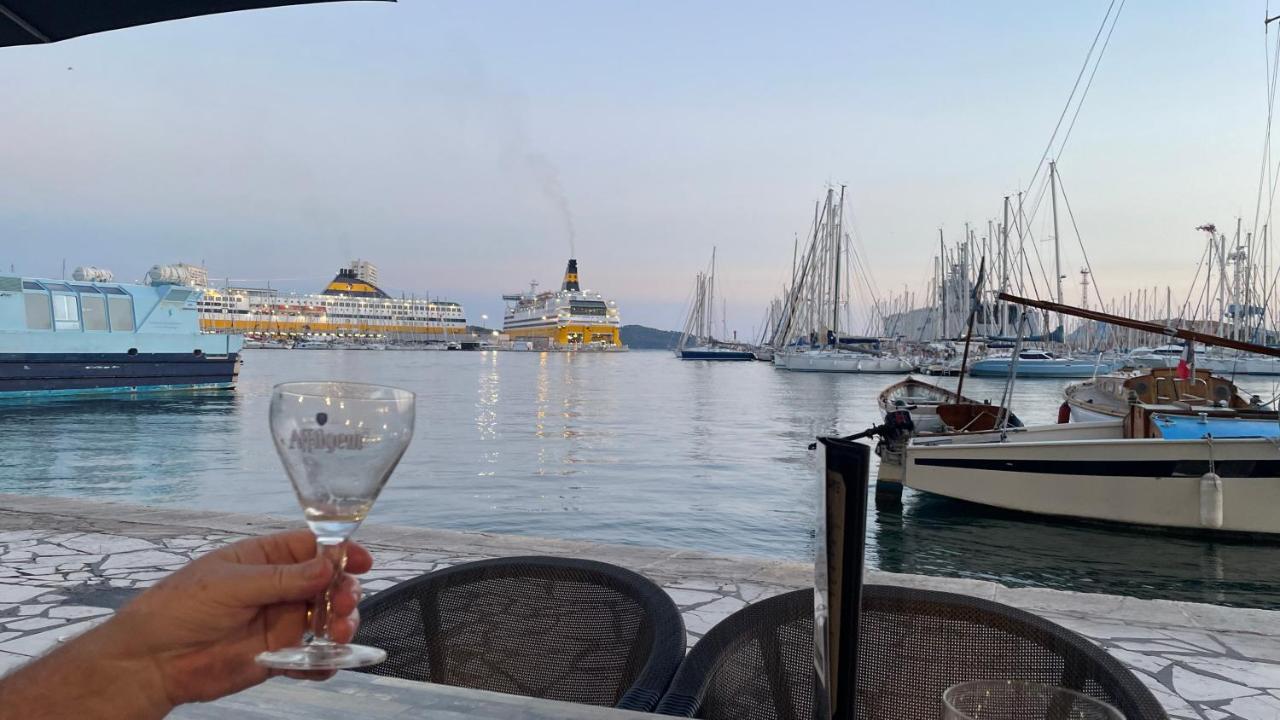 Au Coeur Du Vieux Toulon Au Calme Appartement Renove Climatise Confortable Etage Eleve Avec Ascenseur Proche Parking Et Toutes Commodites Exterior foto